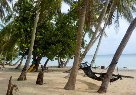 Hangmatten op het aangeharkte strand