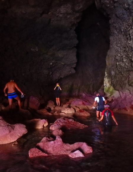 Diepe donkere grot onderzoeken