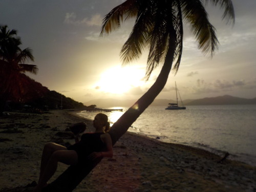 Laura in een kokospalm